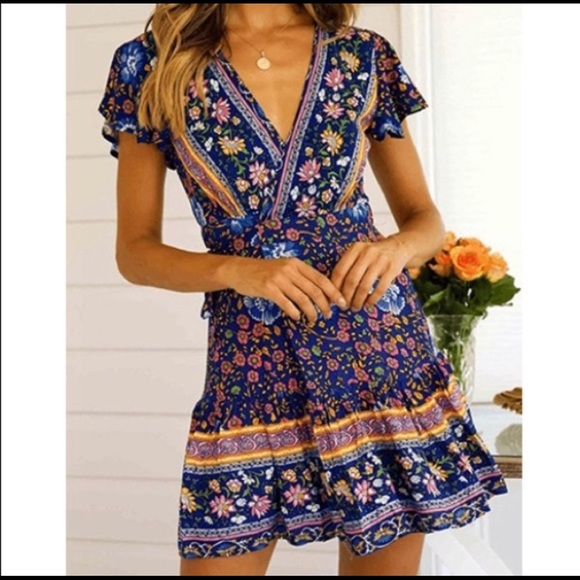 Dresses & Skirts - Feminine multi color floral dress